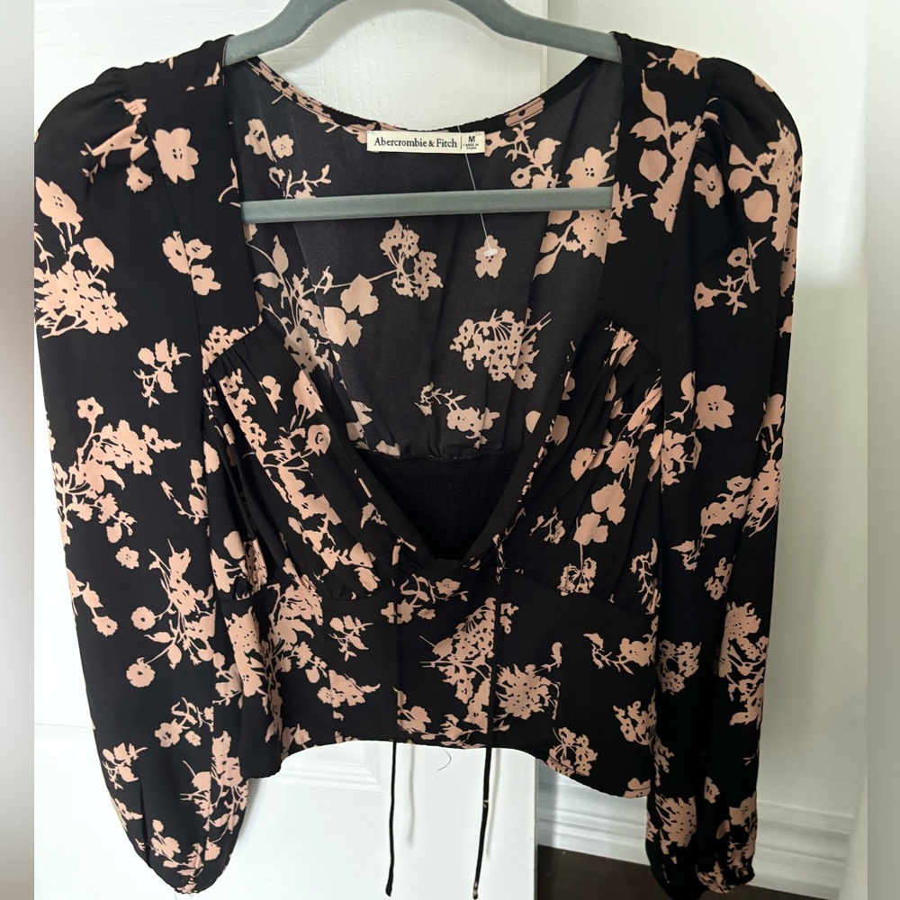 ⭐️NWOT⭐️ Abercrombie & Fitch black floral blouse